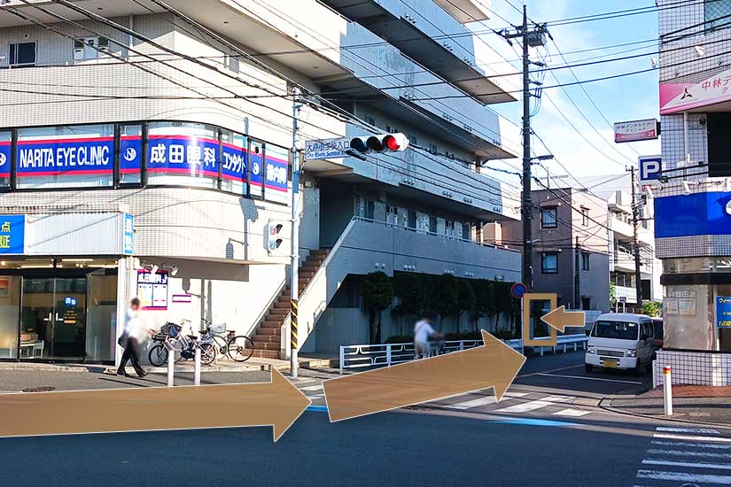 ①改札口を出たら、左手の出口に向かいます。