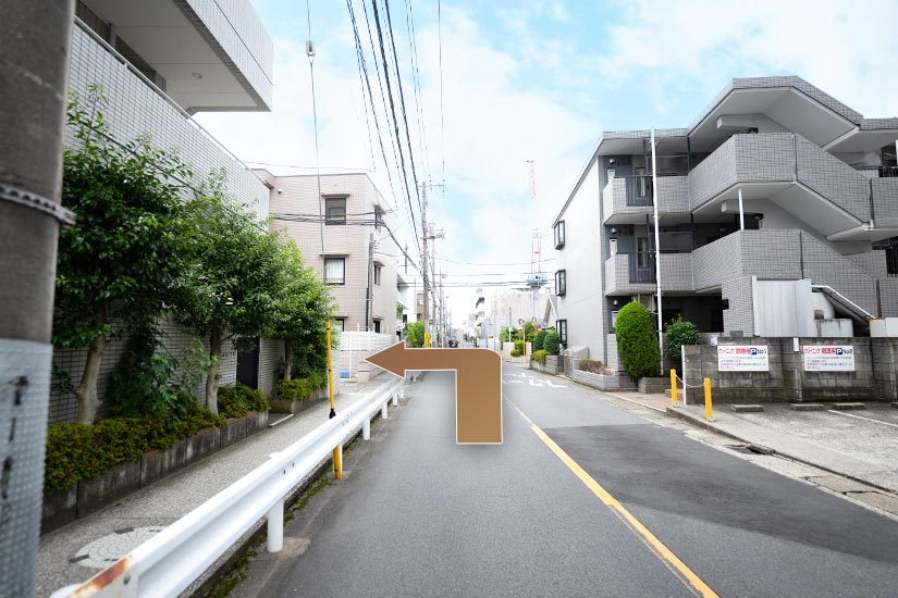 ②道なりに進んでください。