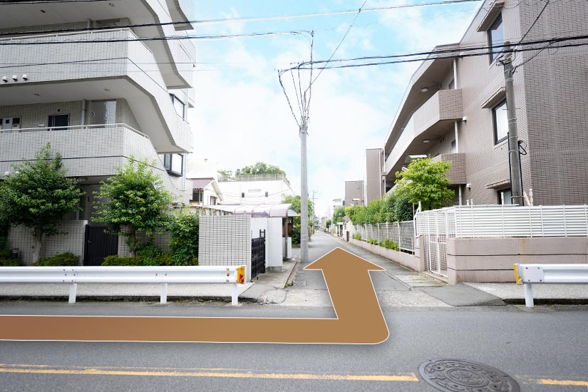 ③一番初めの交差点を右折します。